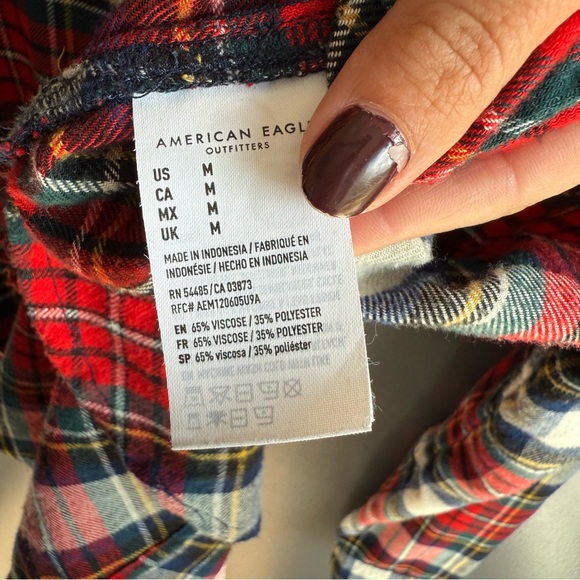 American Eagle Women Boyfriend Fit Button Up Flannel in Red Green Navy Plaid M - Picture 2 of 5